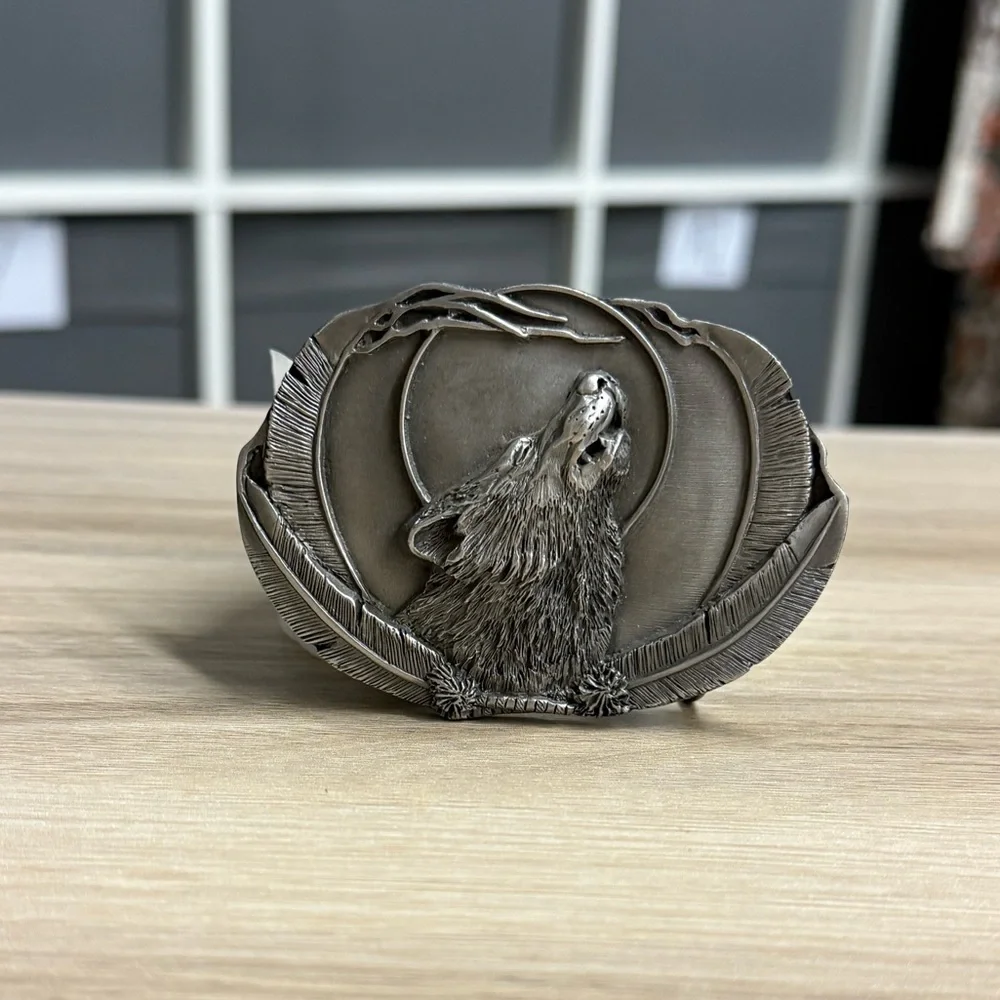 Siskiyou Buckle Co 1994 Pewter Howling Wolf and Feather 3” Belt Buckle - Picture 2 of 7